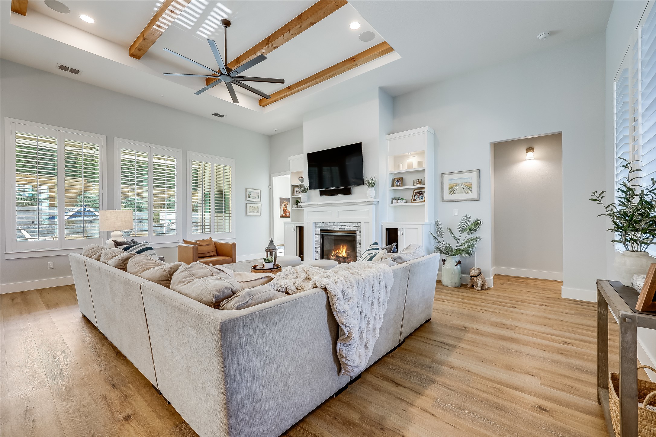 233 Lakefront Drive Lago Vista, TX 78645 - Photo 5 of 40 a living room with furniture fireplace and a flat screen tv