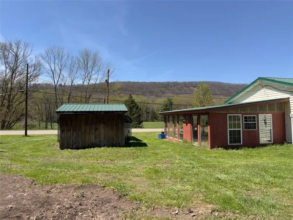 a view of a backyard