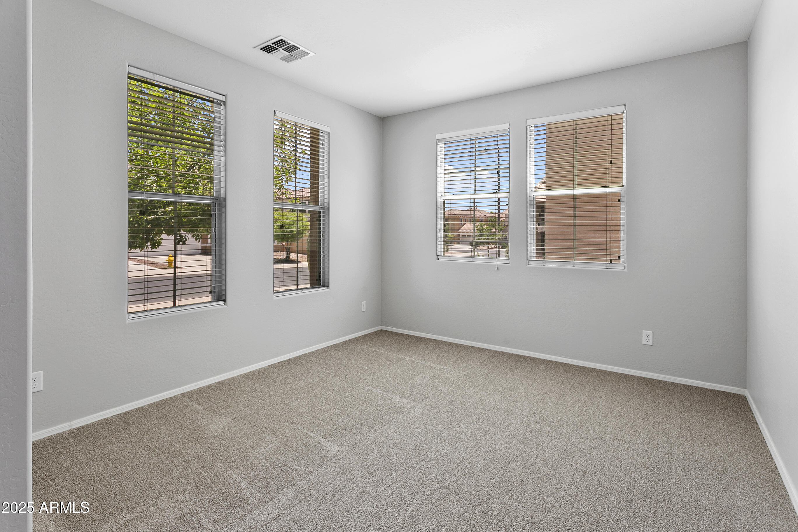 9124 South Roberts Road Tempe, AZ 85284 - Photo 5 of 27 RobertsFrontRoom