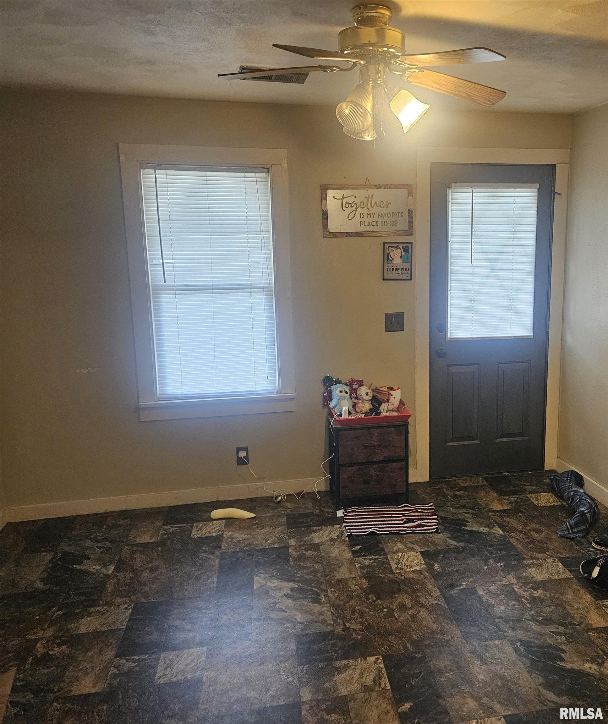 640 Grant Place Canton, IL 61520 - Photo 2 of 9