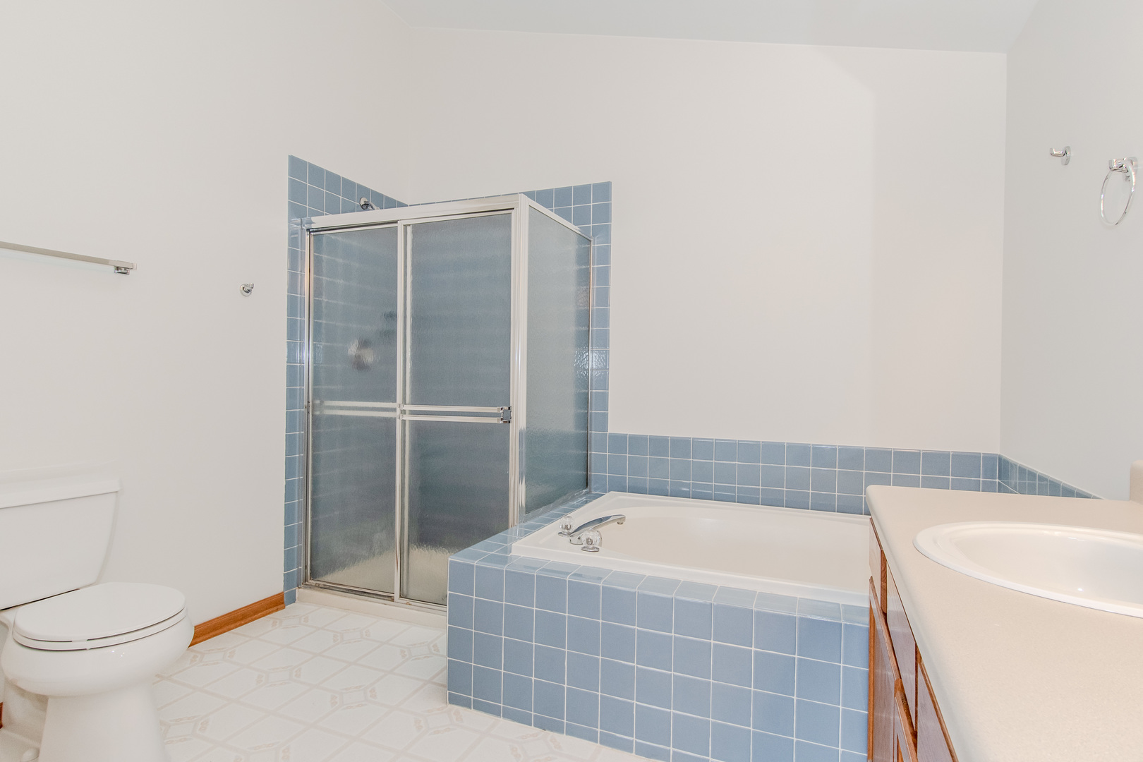 329 Sheffield Court, Unit 2 Roselle, IL 60172 - Photo 15 of 28 a bathroom with a bathtub and a toilet