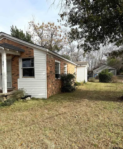 a view of a house with a yard