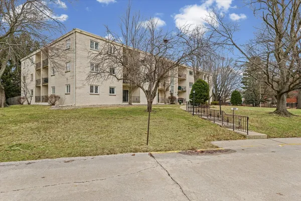 $109,900 | 1004 East Harding Drive, Unit 303, Urbana, IL 61801