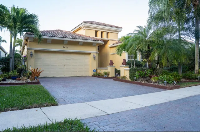 $585,000 | 8601 Via Grande East, Wellington, FL 33411