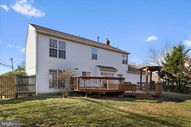 a view of back yard of the house