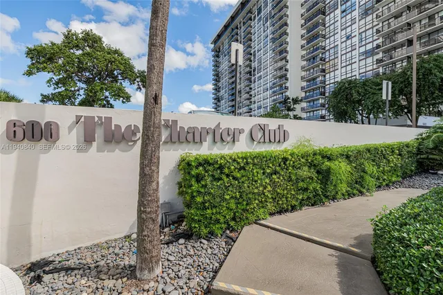 $4,800 | 600 Northeast 36th Street, Unit PH1, Miami, FL 33137