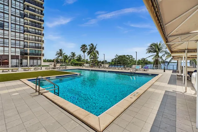 $4,800 | 600 Northeast 36th Street, Unit PH1, Miami, FL 33137