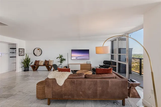 $4,800 | 600 Northeast 36th Street, Unit PH1, Miami, FL 33137