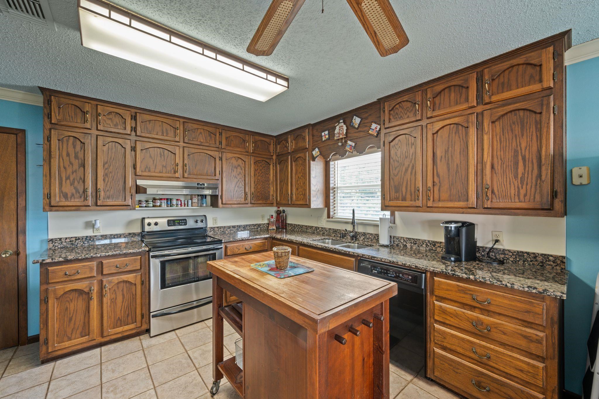 26418 Carondelette Drive Orange Beach, AL 36561 - Photo 16 of 48 Kitchen