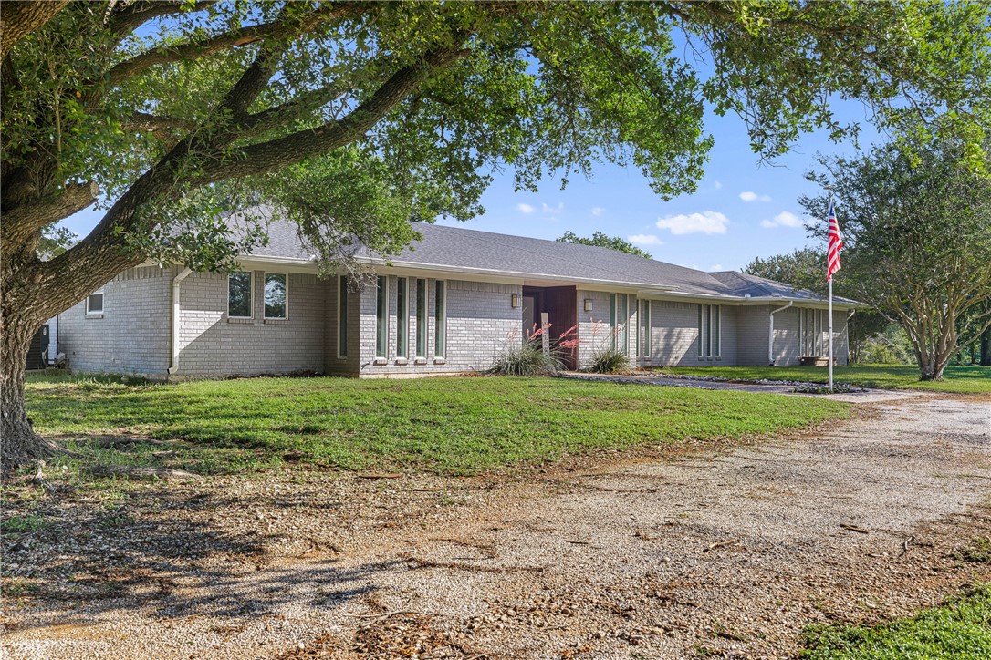 871 Cazey Loop Franklin, TX 77856 - Photo 4 of 42 a front view of a house with a yard and garage