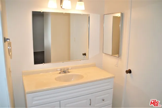 $3,250 | 6050 Canterbury Drive, Unit F205, Culver City, CA 90230