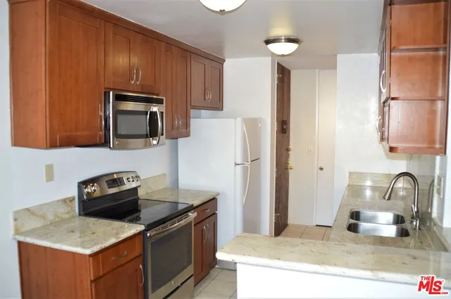 $3,250 | 6050 Canterbury Drive, Unit F205, Culver City, CA 90230