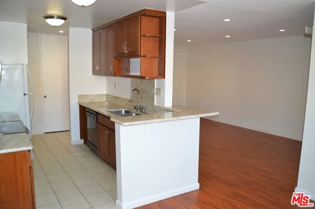 $3,250 | 6050 Canterbury Drive, Unit F205, Culver City, CA 90230