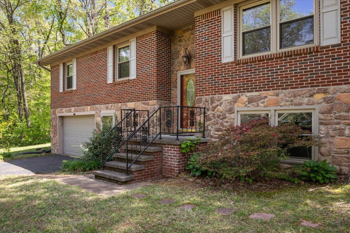 48 Hill Road Big Sandy, TN 38221 - Photo 3 of 54 front view of a house
