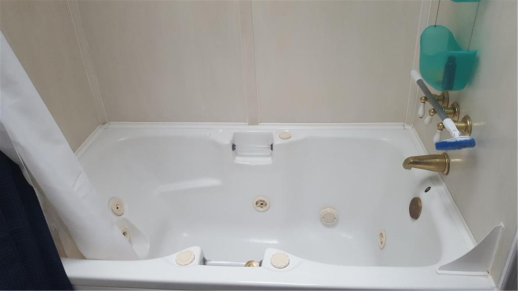 522 Winfield Road Cabot, PA 16023 - Photo 21 of 23 Jet Tub in the upstairs bathroom.