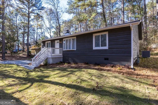 a view of a house with a yard