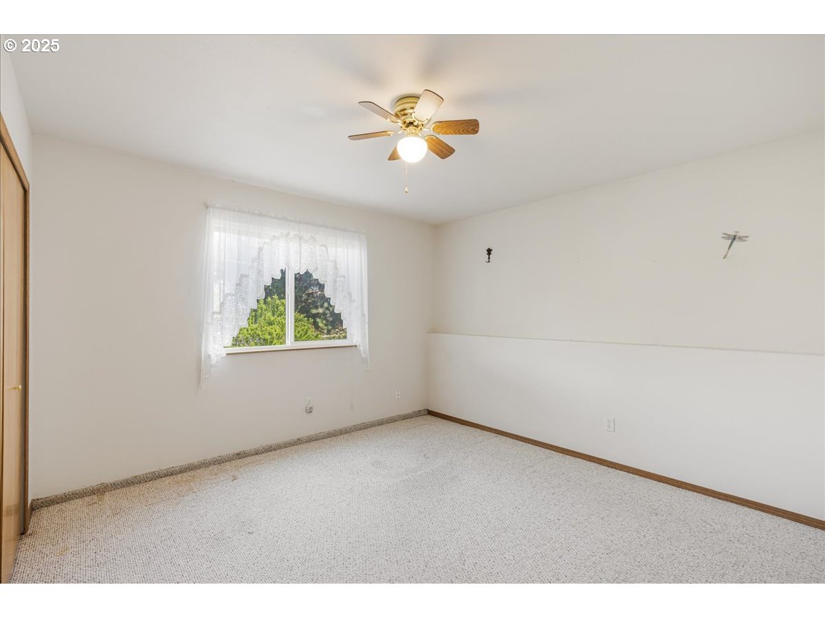 1825 Minnesota Street The Dalles, OR 97058 - Photo 24 of 47 a view of empty room with window