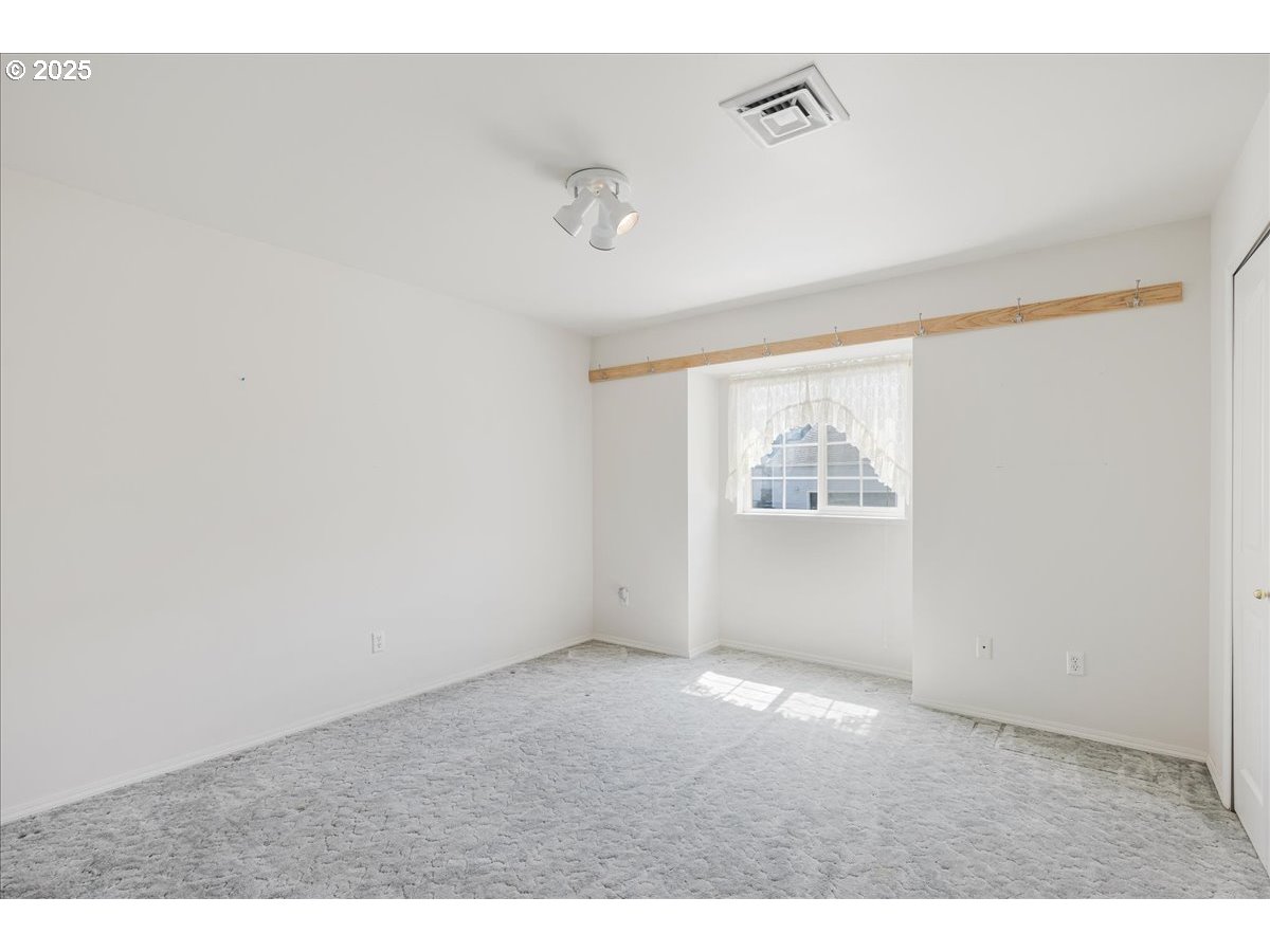 1825 Minnesota Street The Dalles, OR 97058 - Photo 32 of 47 an empty room with a window