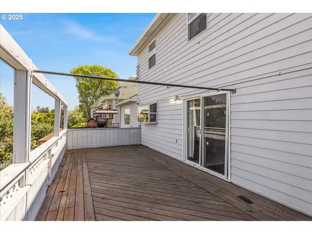 a view of a back yard