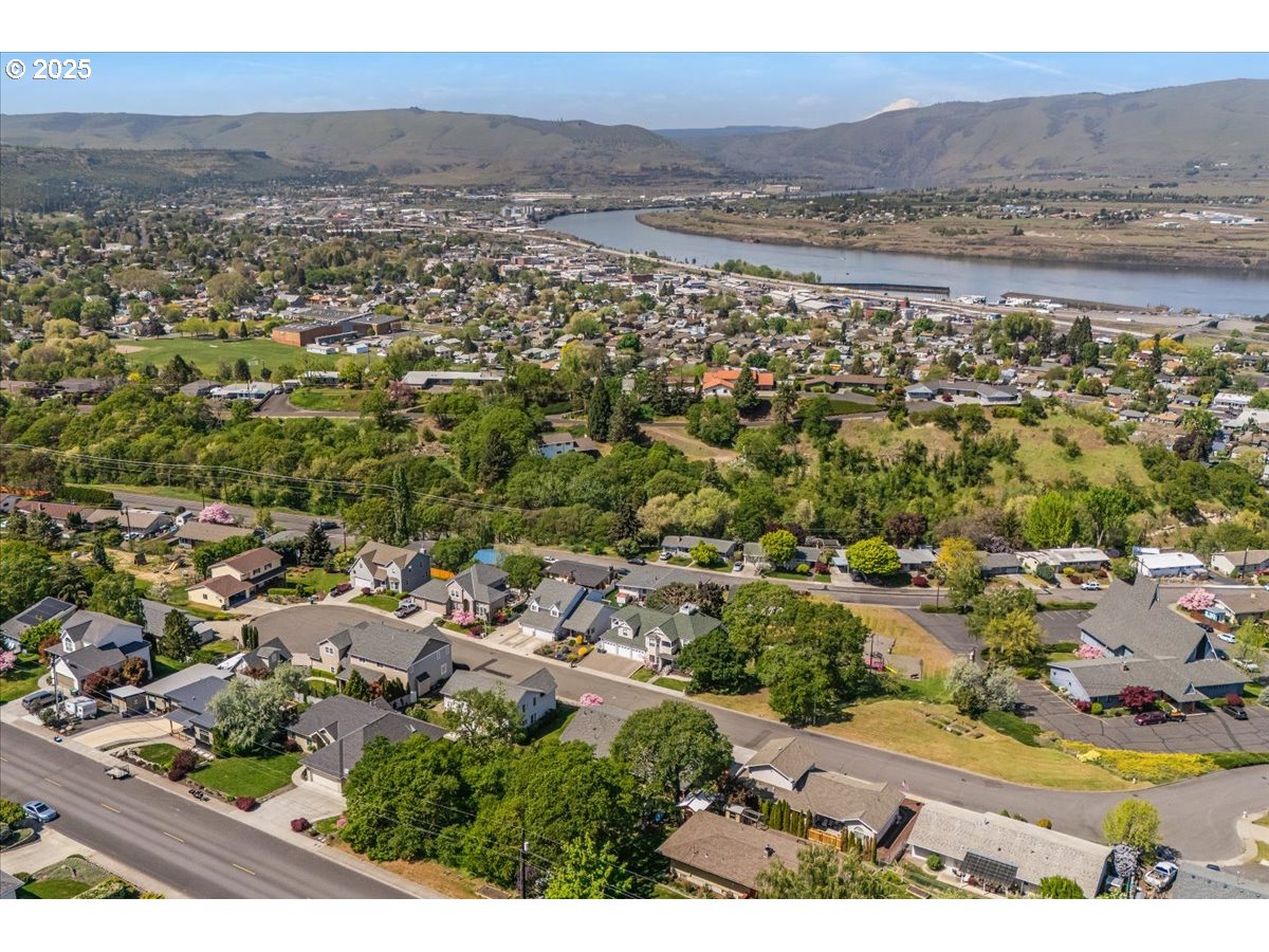 1825 Minnesota Street The Dalles, OR 97058 - Photo 46 of 47 an aerial view of ocean and trees