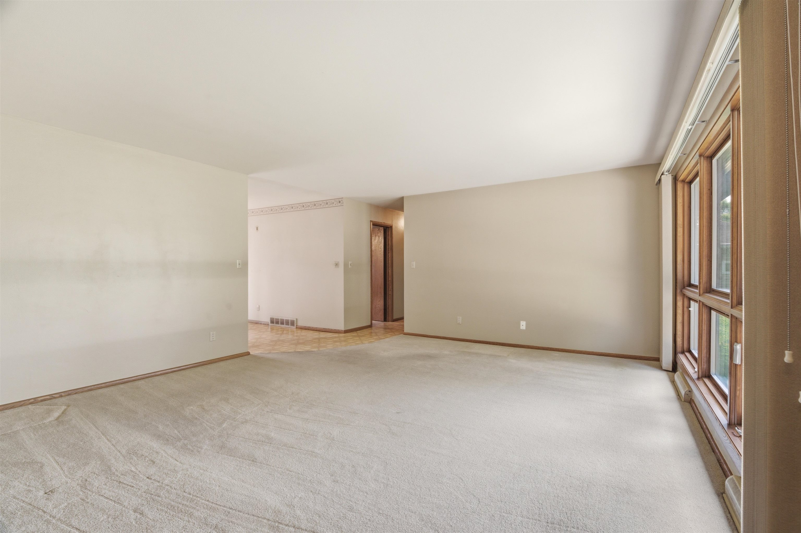 1102 South Ridge Lane Appleton, WI 54914 - Photo 5 of 52