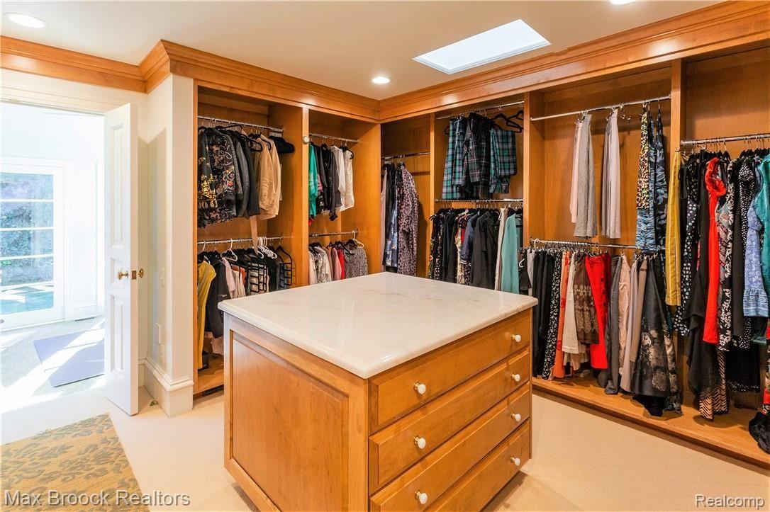 325 Keswick Road Bloomfield Hills, MI 48304 - Photo 22 of 40 Her Master Closet.jpg