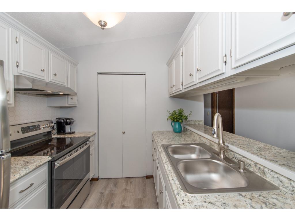 9186 Neill Lake Road Eden Prairie, MN 55347 - Photo 2 of 16 Gallery Image 2