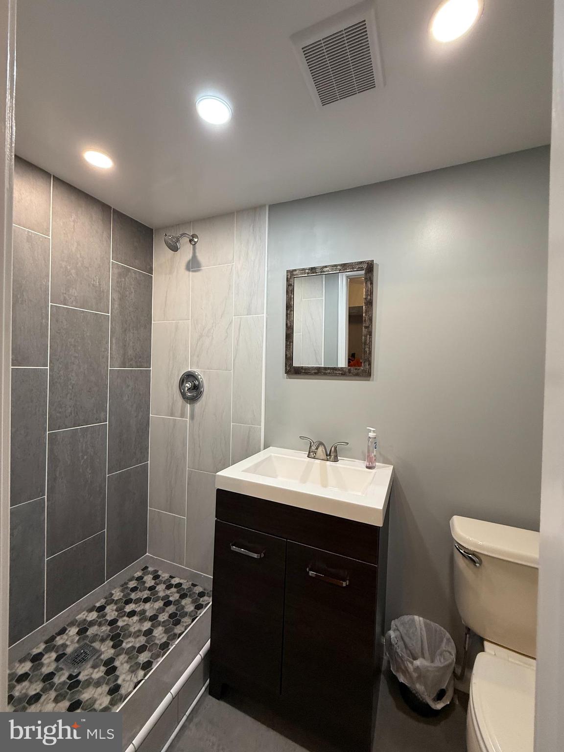 15543 Edgegrove Road Purcellville, VA 20132 - Photo 13 of 16 Bathroom 2