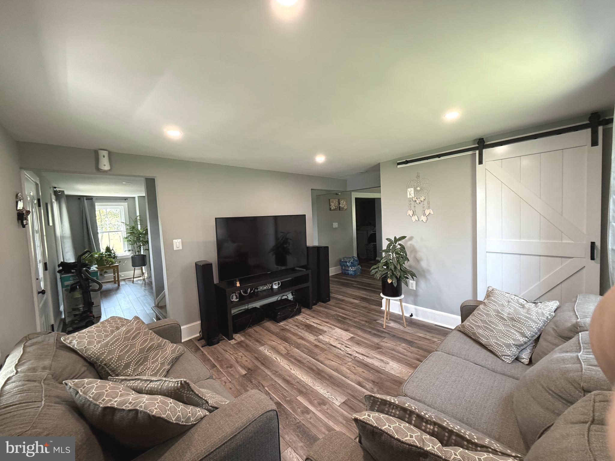 15543 Edgegrove Road Purcellville, VA 20132 - Photo 10 of 16 Living Room
