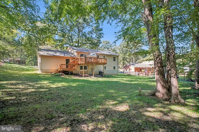 a view of a house with backyard
