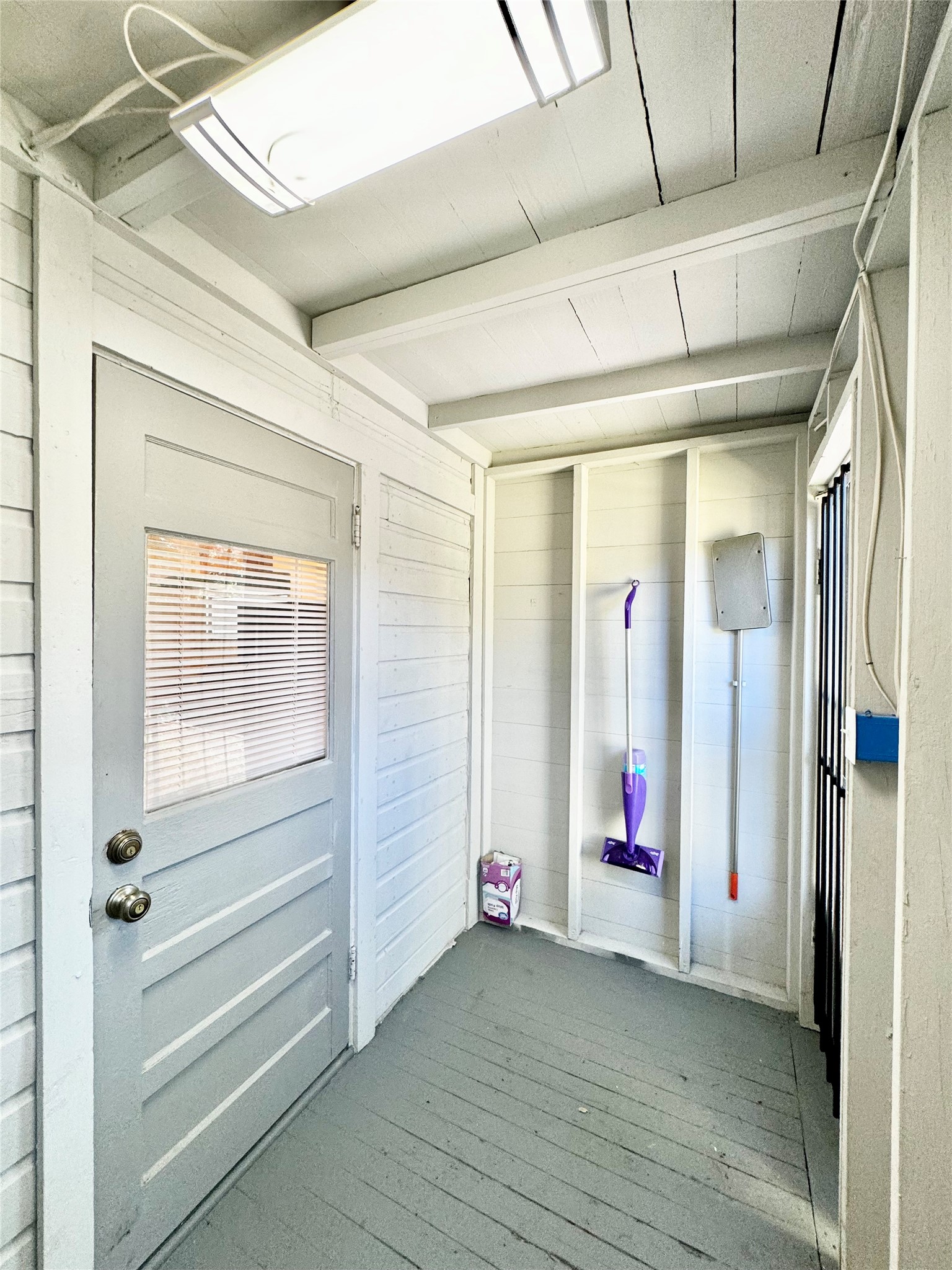1018 Dunbar Street Houston, TX 77009 - Photo 19 of 30 Other side of enclosed porch with space for additional storage!