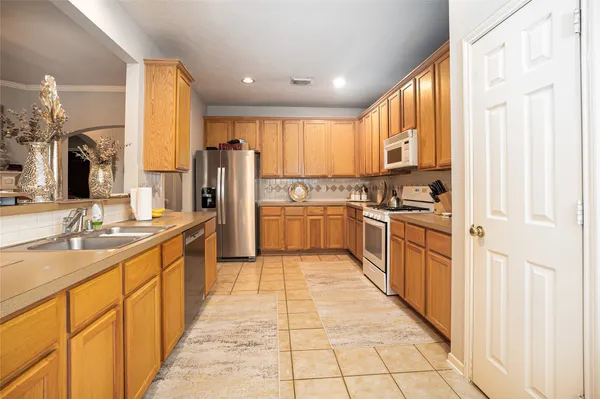 $2,500 | 1631 Crescent Shores Lane, Pasadena, TX 77586