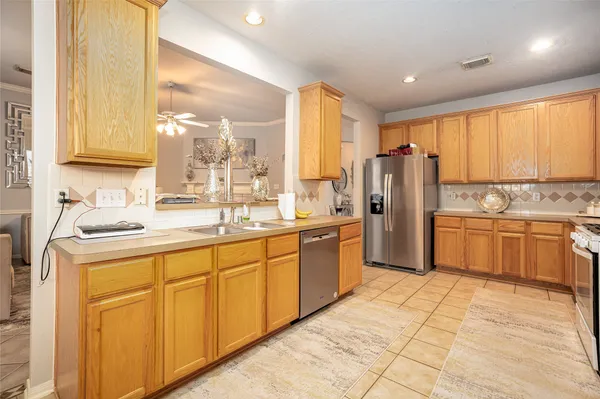 $2,500 | 1631 Crescent Shores Lane, Pasadena, TX 77586