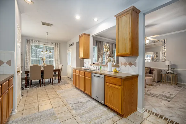 $2,500 | 1631 Crescent Shores Lane, Pasadena, TX 77586