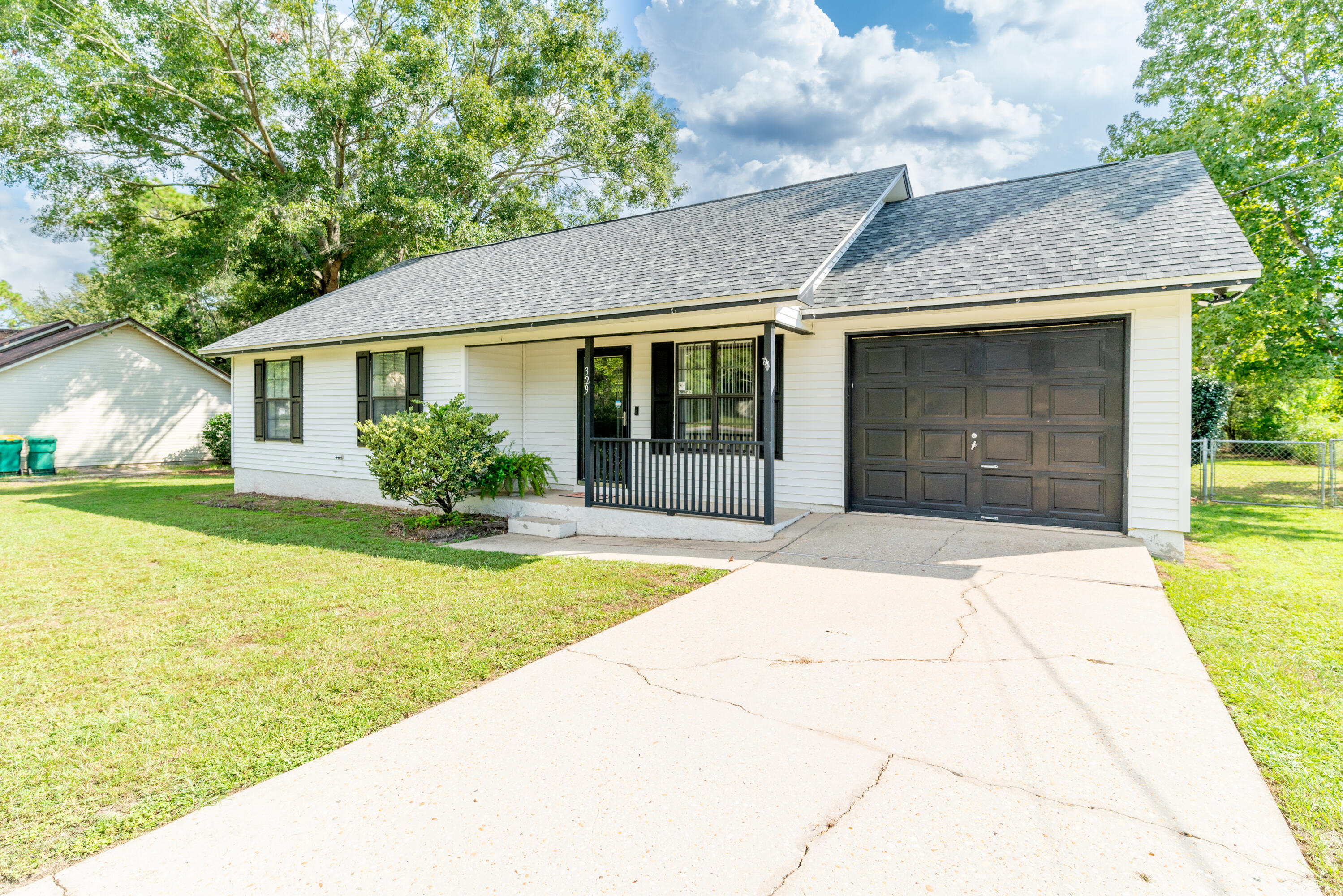 329 John King Road Crestview, FL 32539 - Photo 18 of 22 Single Car Garage