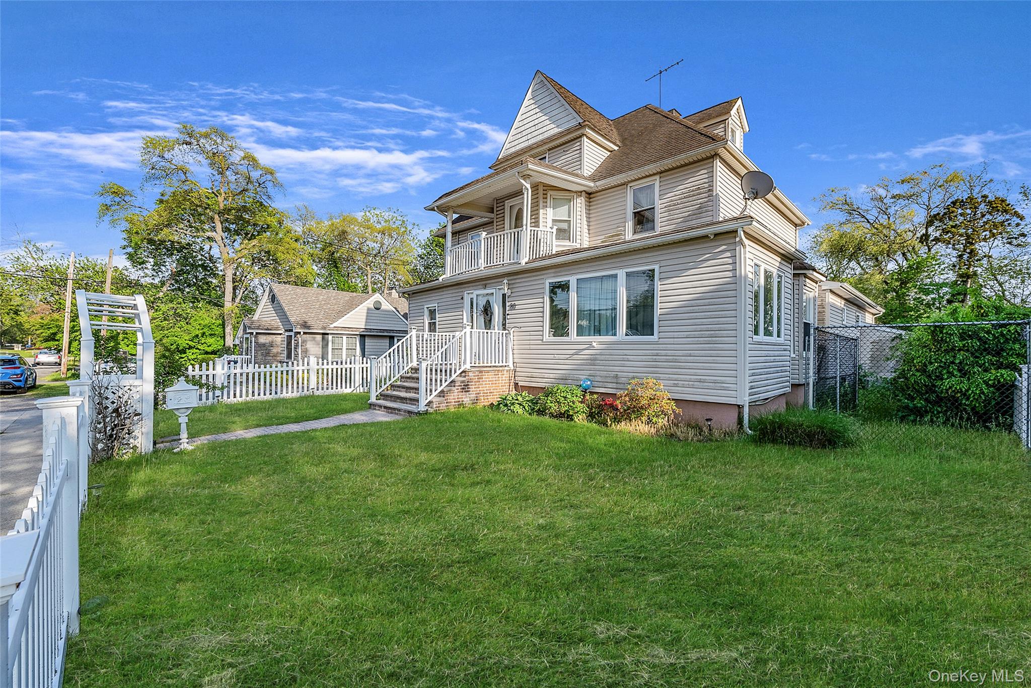 80 George Street Babylon, NY 11702 - Photo 3 of 41 a front view of a house with a garden