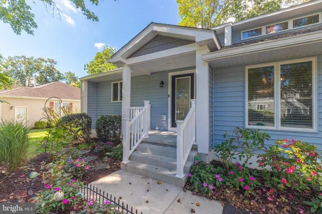 a view of an entryway with dining area