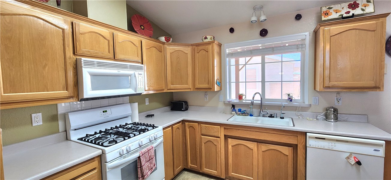 1545 East El Rodeo Road, Unit 18 Fort Mohave, AZ 86426 - Photo 11 of 74 Kitchen