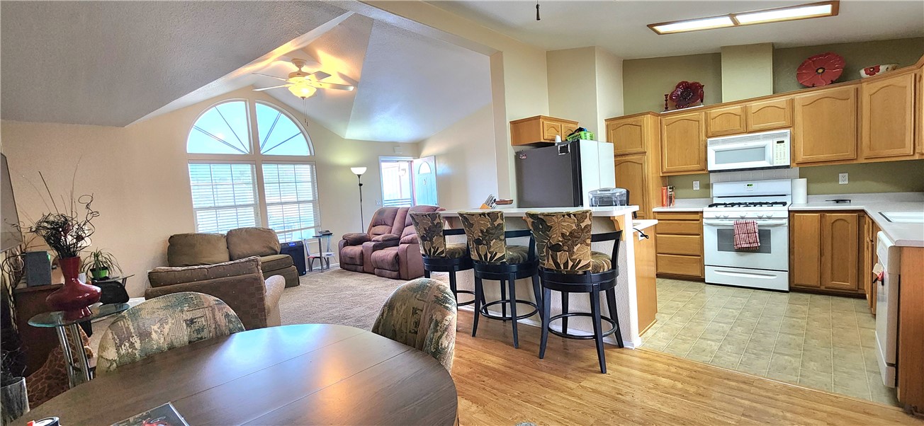 1545 East El Rodeo Road, Unit 18 Fort Mohave, AZ 86426 - Photo 8 of 74 Dining Area