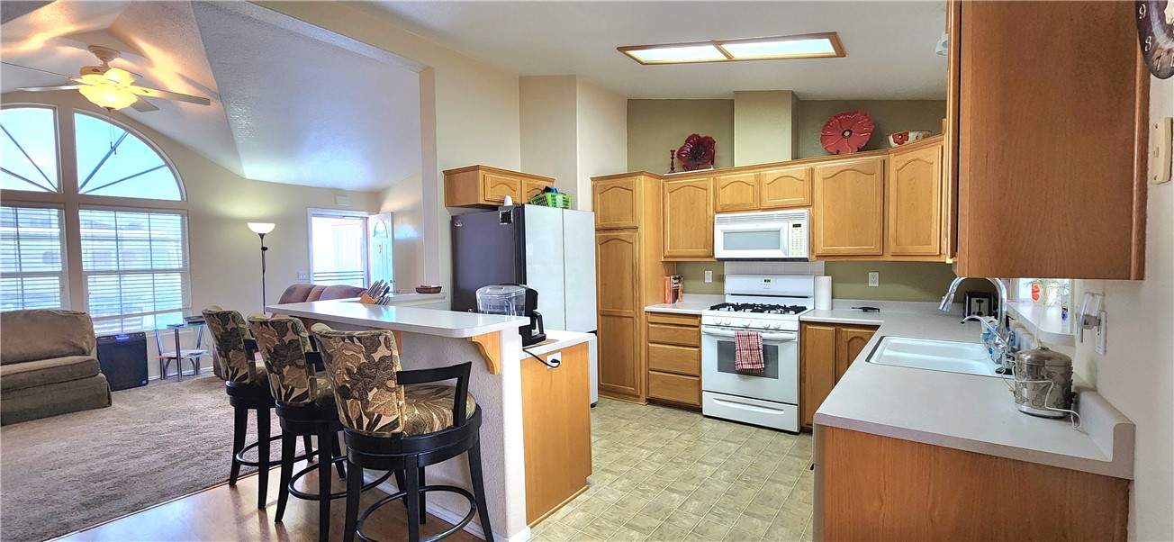 1545 East El Rodeo Road, Unit 18 Fort Mohave, AZ 86426 - Photo 9 of 74 Kitchen