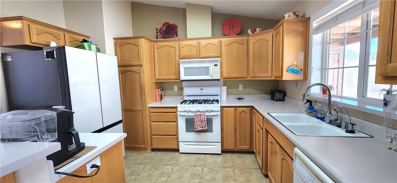 1545 East El Rodeo Road, Unit 18 Fort Mohave, AZ 86426 - Photo 10 of 74 Kitchen