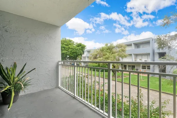 $2,150 | 9369 Fontainebleau Boulevard, Unit J225, Miami, FL 33172