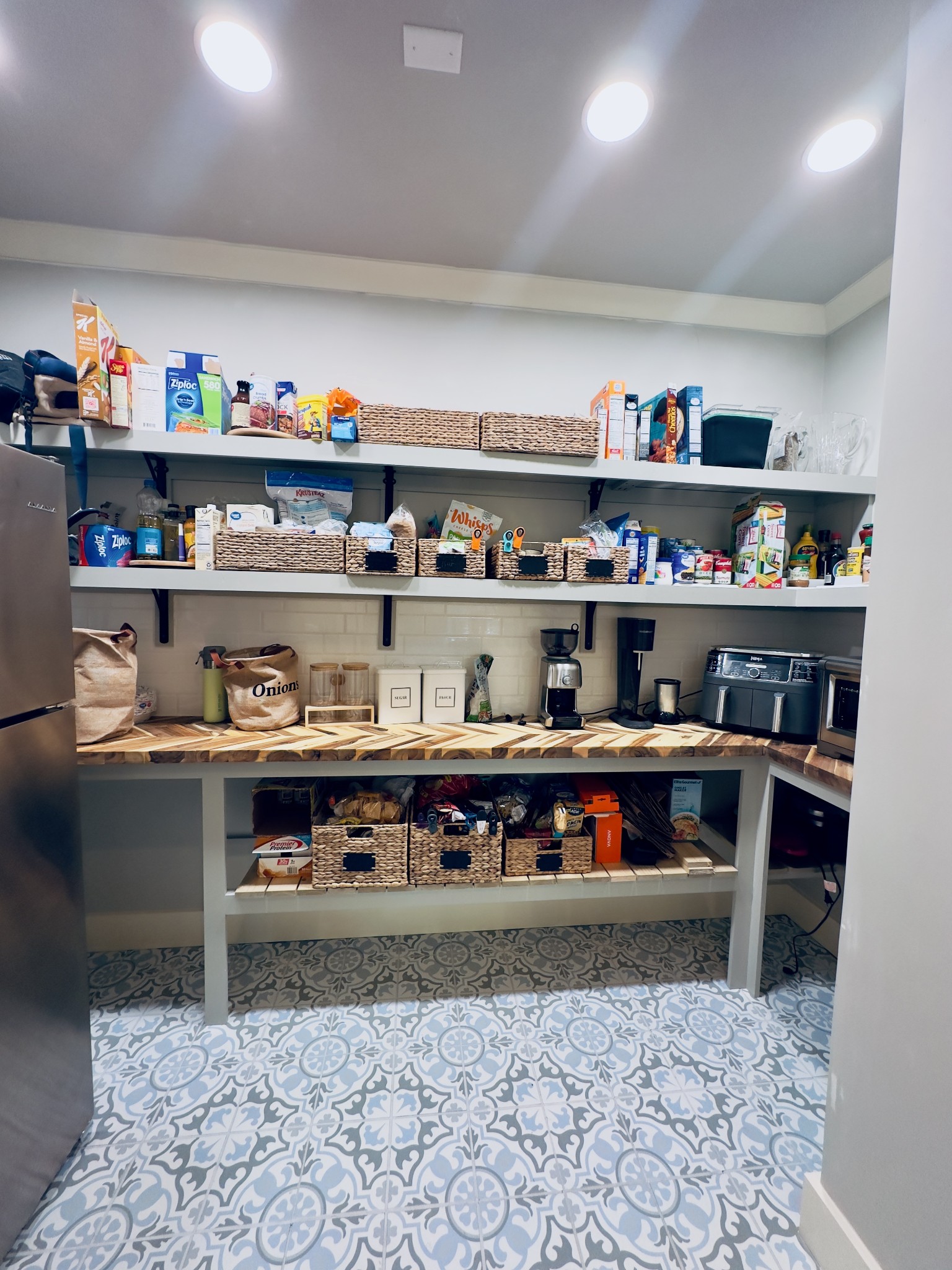 488 Cole's Ferry Road Gallatin, TN 37066 - Photo 28 of 43 a living room with lots of different kinds of food