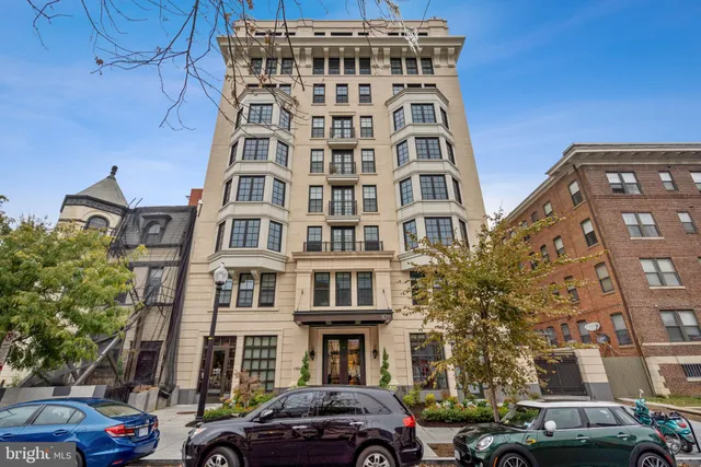 a view of livingroom with furniture