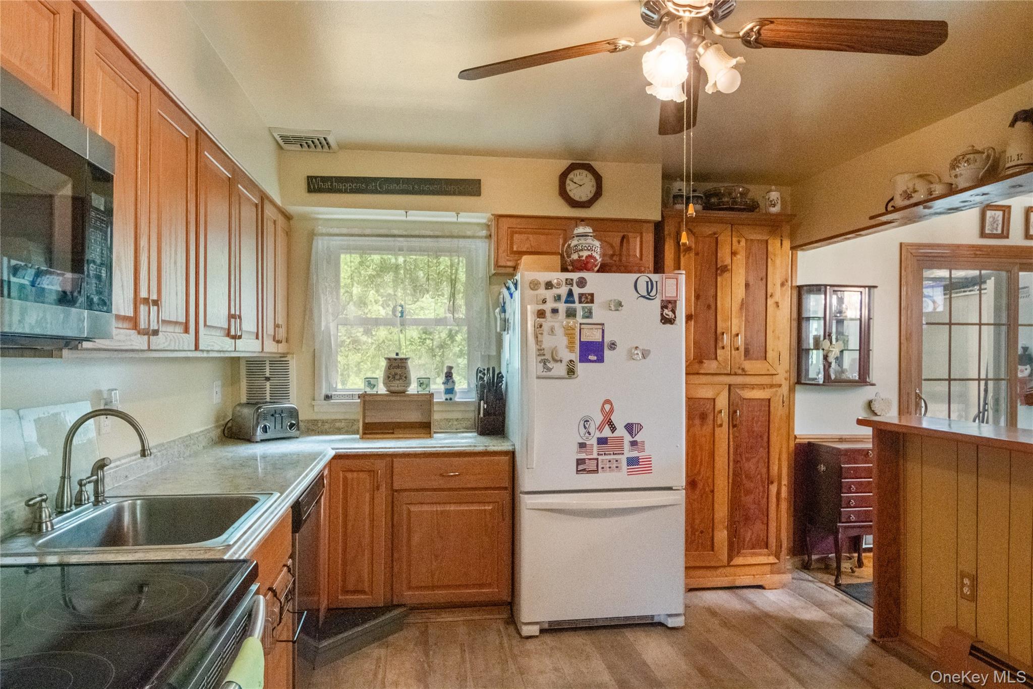 36 Rochambeau Road Garrison, NY 10524 - Photo 14 of 39 Kitchen with breakfast bar