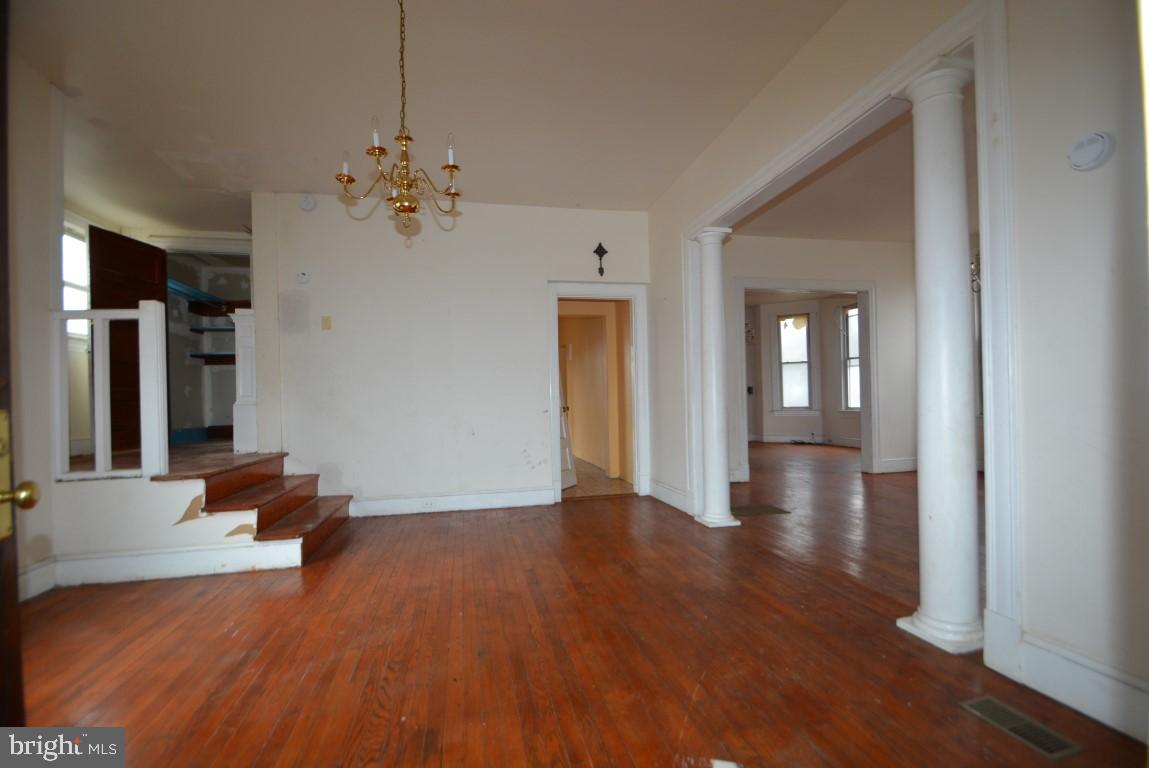3903 Chatham Road Baltimore, MD 21207 - Photo 2 of 21 Living Area
