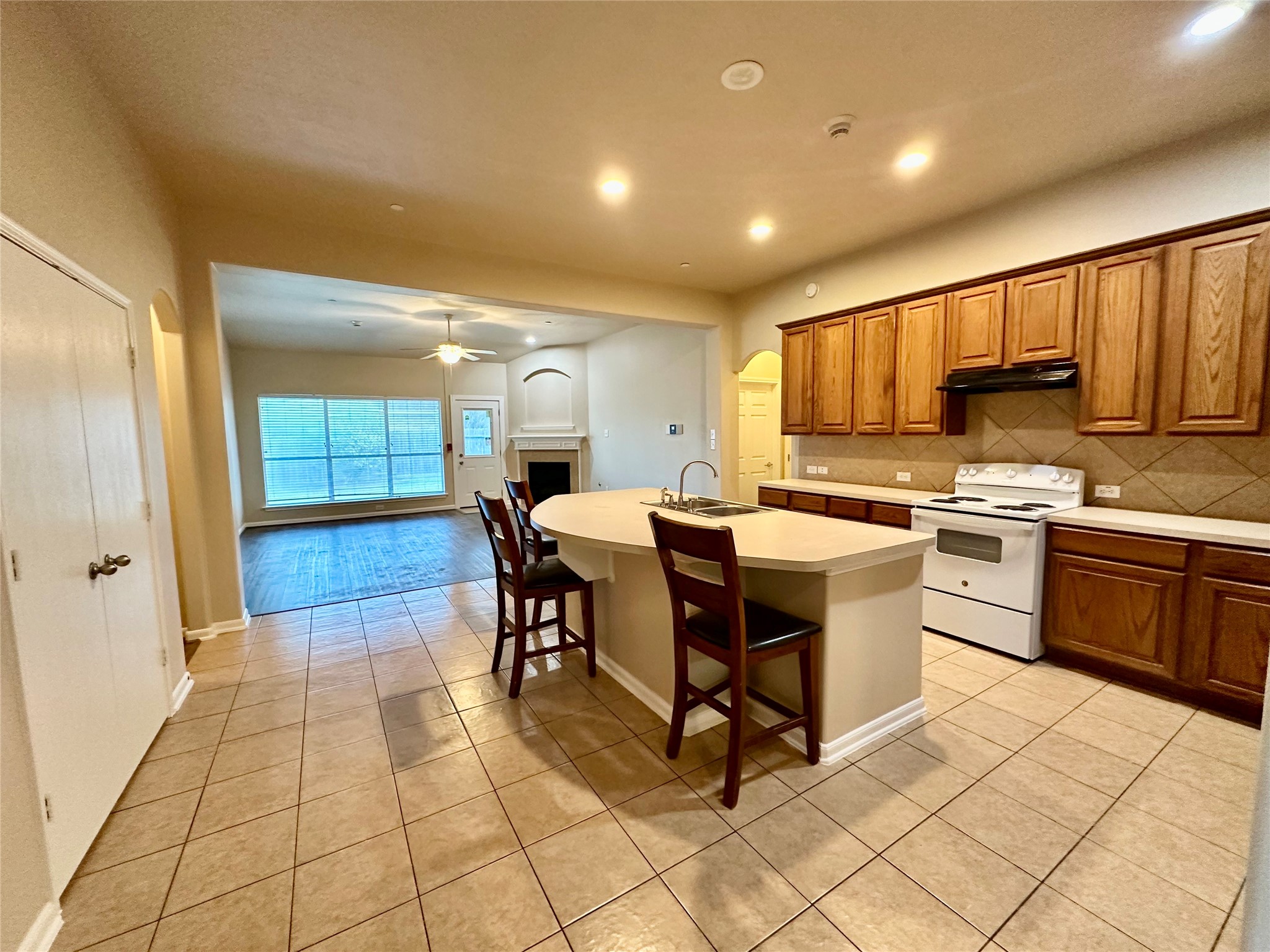 514 Dovecoft Lane Rosenberg, TX 77469 - Photo 5 of 35 Large counter space to eat