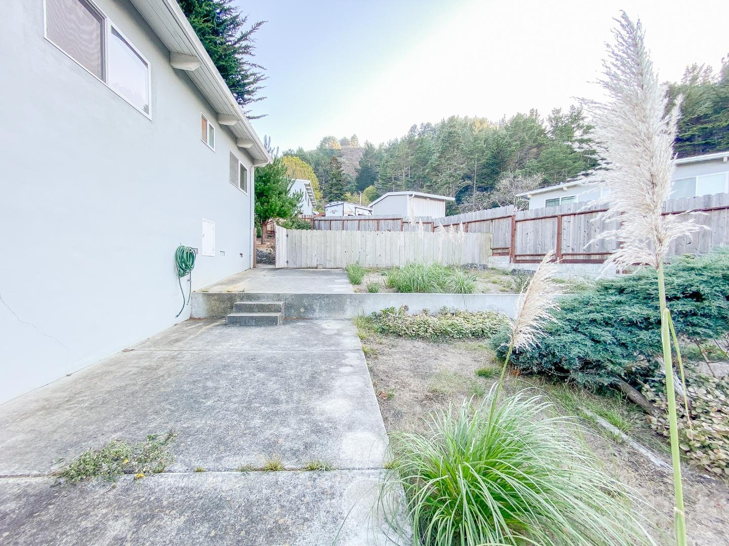 266 Hillside Drive Pacifica, CA 94044 - Photo 35 of 37 a view of a backyard