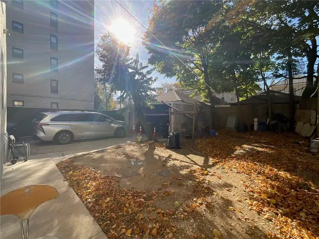 a view of back yard of the house