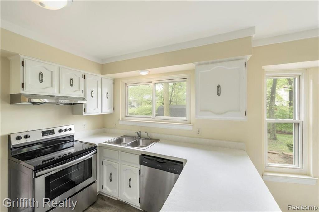 14161 Riverside Street Livonia, MI 48154 - Photo 4 of 34